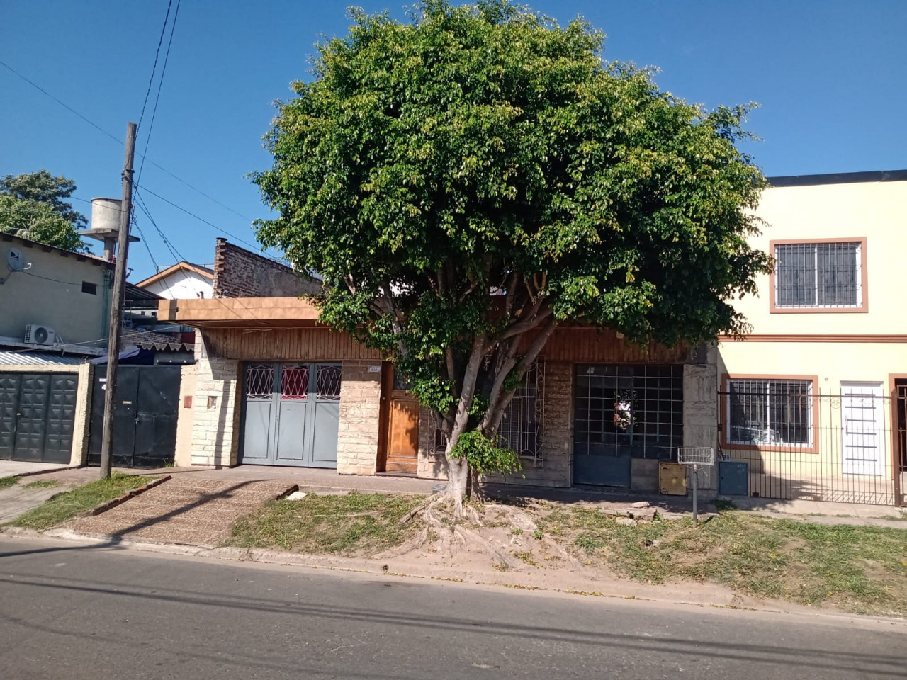 3 casas con local en Bella Vista