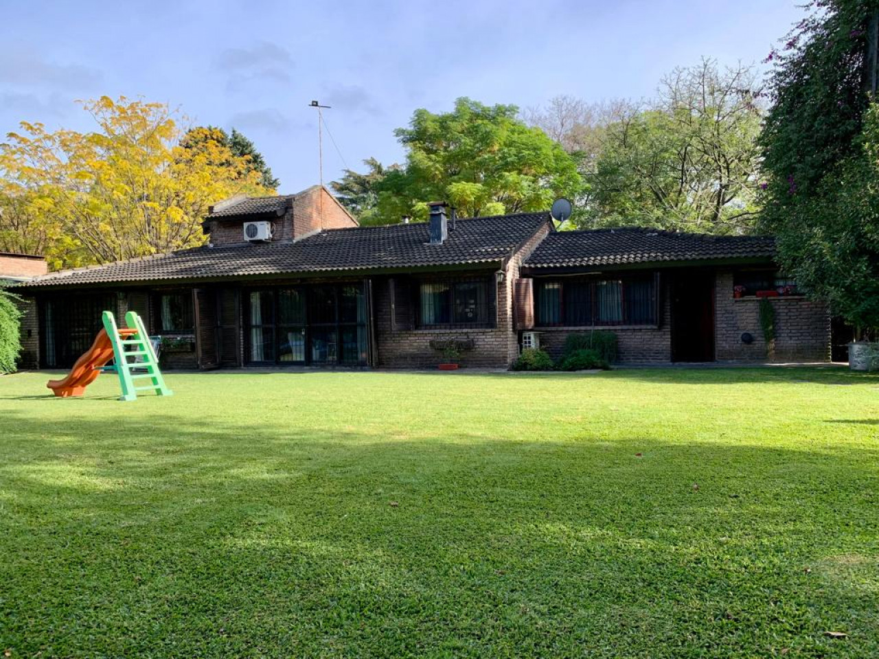 imponente casa en una sola planta en bella vista